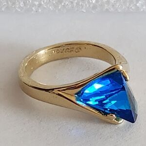 BEAUTIFUL 18K GE BLUE CRYSTAL STONE RING SIZE 7